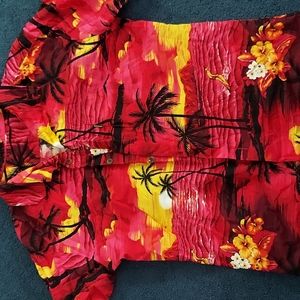 Men's button down Hawaiian short sleeve shirt